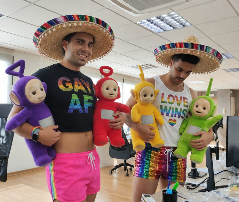 Paguitas y El Niño Bicicleta en fiesta gay con sombreros y Teletubbies